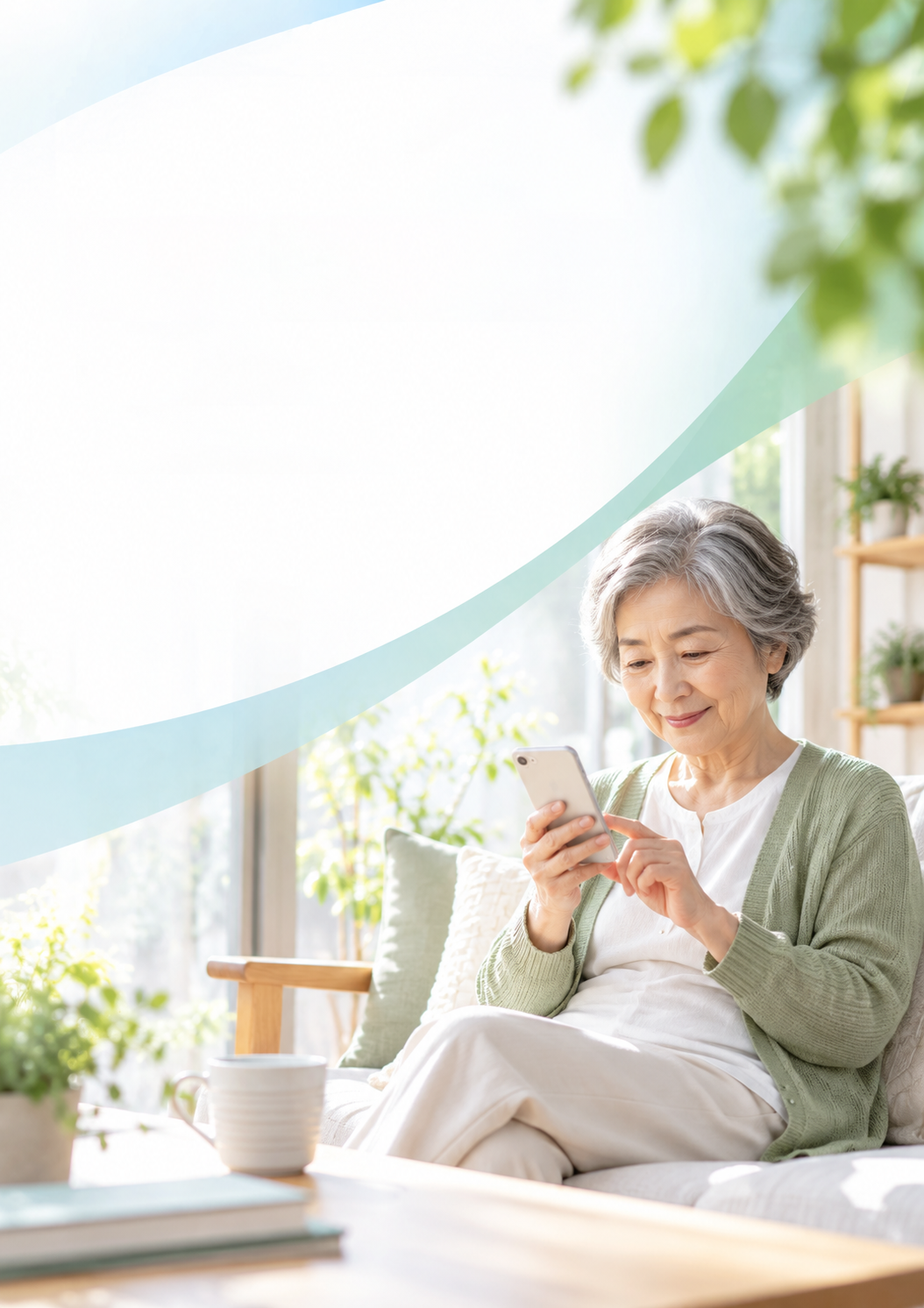 明るい自宅で、スマートフォンを見る女性の生活イメージ